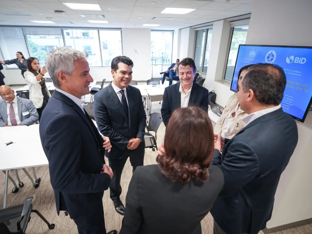 Wellington Arnaud conversa con representantes durante una actividad institucional.