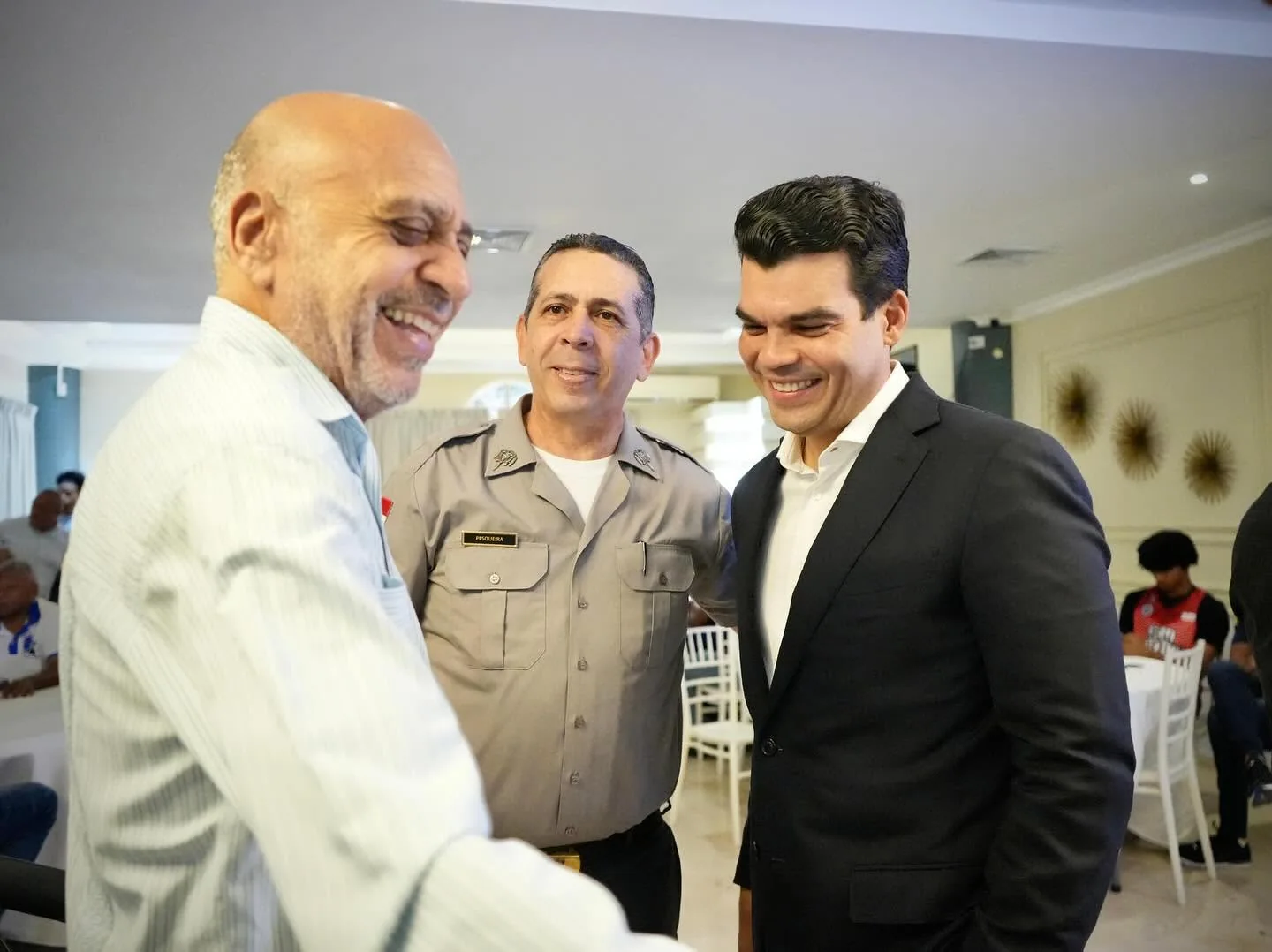 Wellington Arnaud saluda a un representante de seguridad durante una actividad pública.