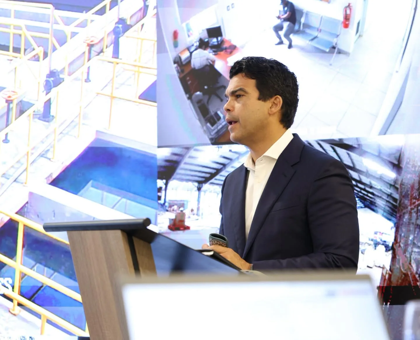 Wellington Arnaud presenta información en una sala de monitoreo