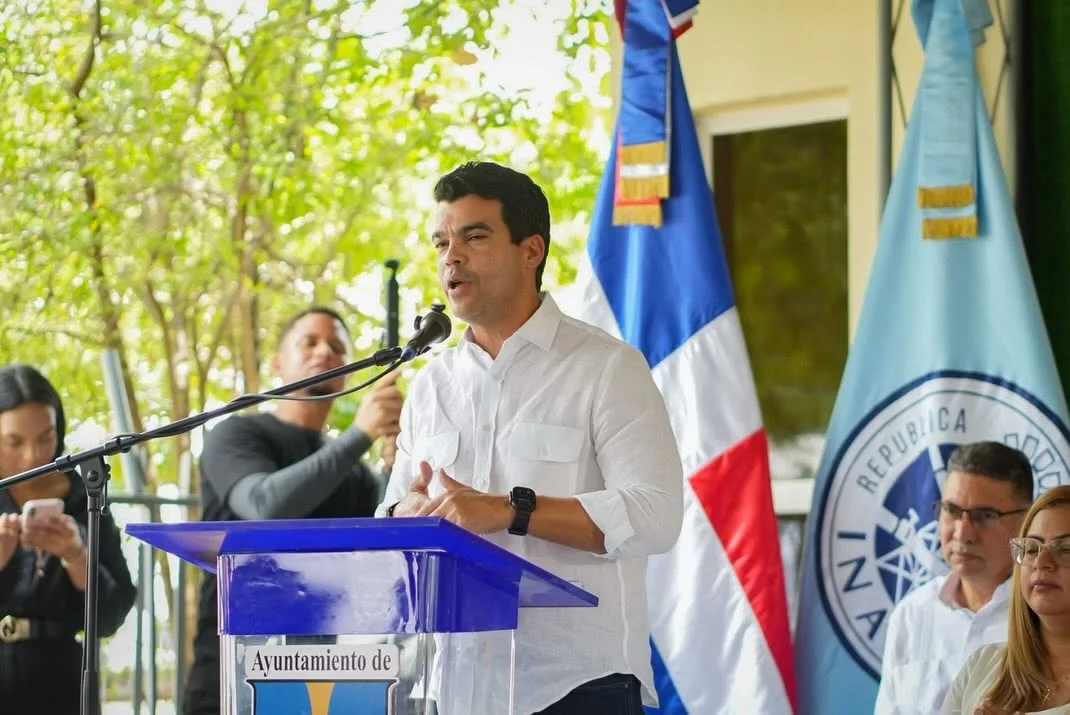 Wellington Arnaud dirige un mensaje desde un podio al aire libre.