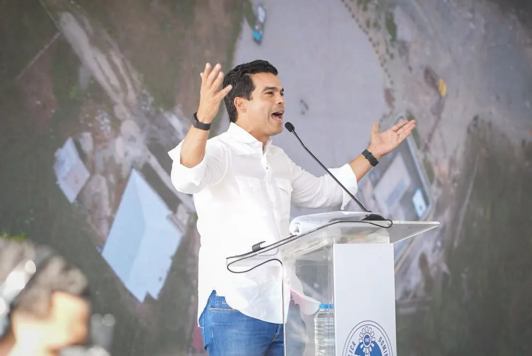 Wellington Arnaud se dirige a una audiencia desde un escenario.