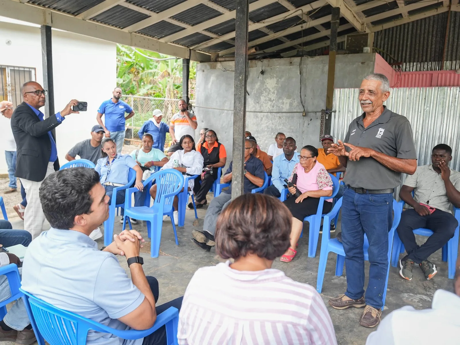 Wellington Arnaud participa en una reunión comunitaria