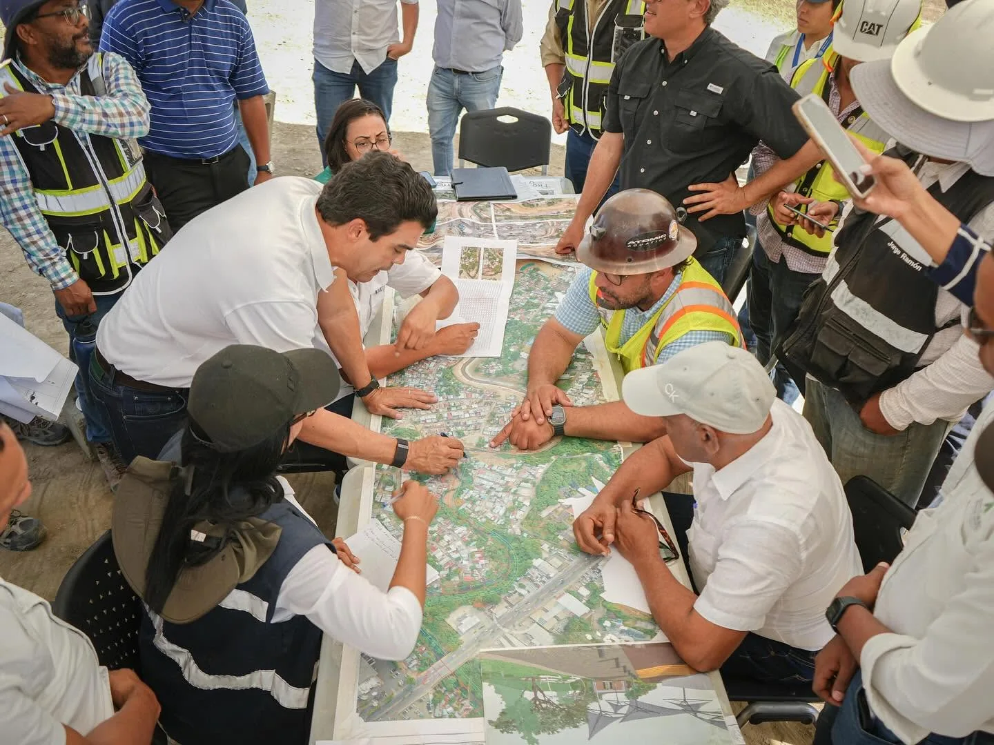 Wellington Arnaud revisa un modelo de proyecto junto a representantes comunitarios.