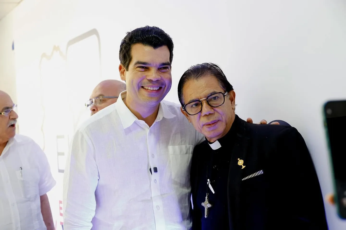 Wellington Arnaud comparte con una representante de una organización comunitaria.