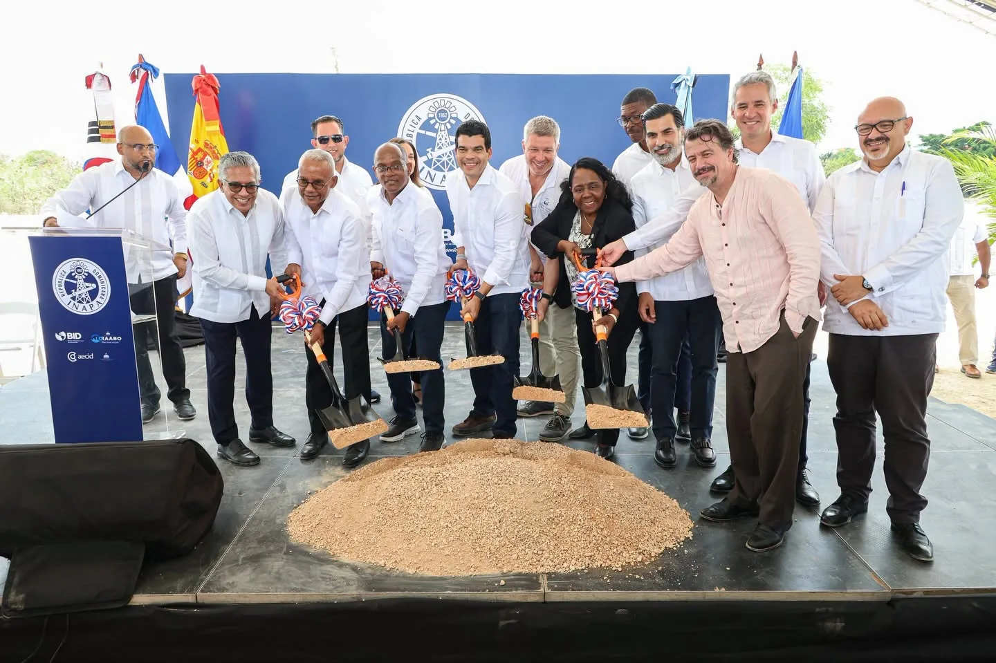 Actividad institucional de inicio de una obra junto a representantes comunitarios.