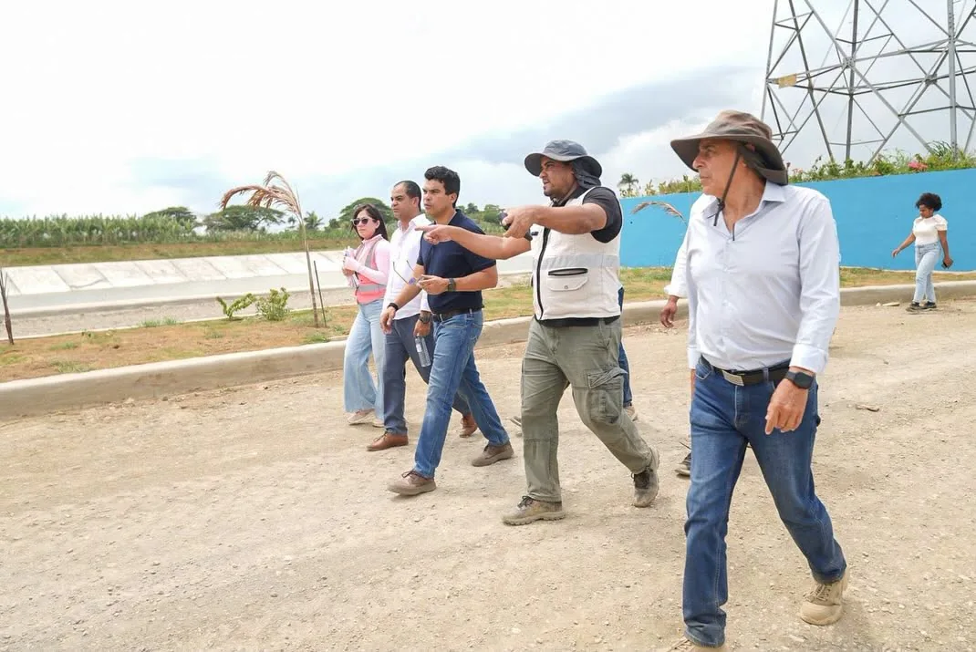 Wellington Arnaud supervisa una obra junto a personal técnico