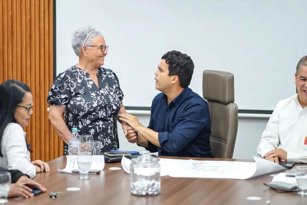 Wellington Arnaud conversa con una representante durante una reunión técnica.