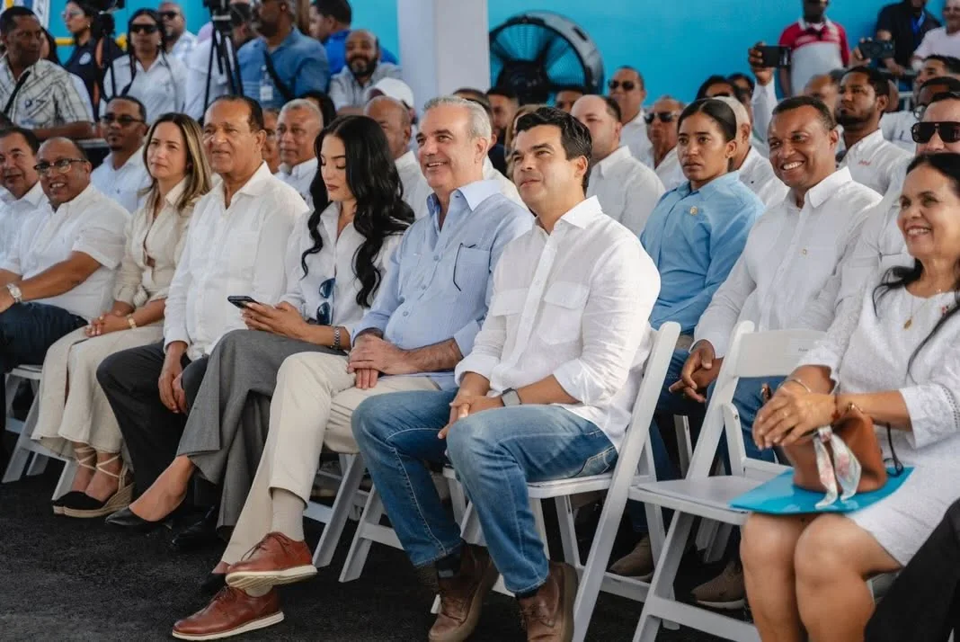Wellington Arnaud participa en una actividad institucional junto a representantes locales.