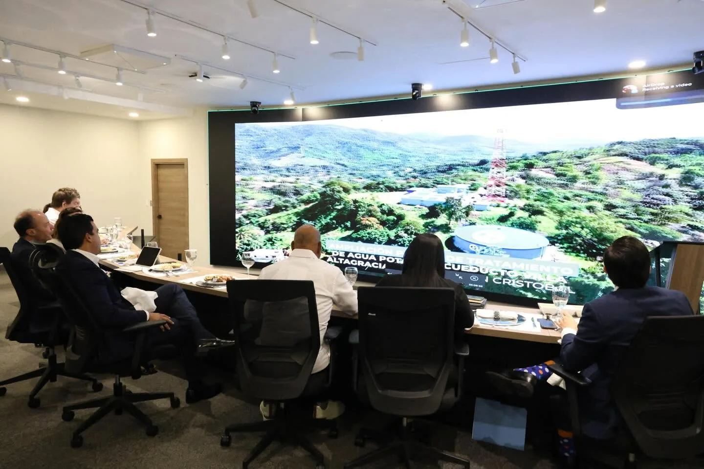 Equipo institucional supervisa infraestructura desde una sala de monitoreo