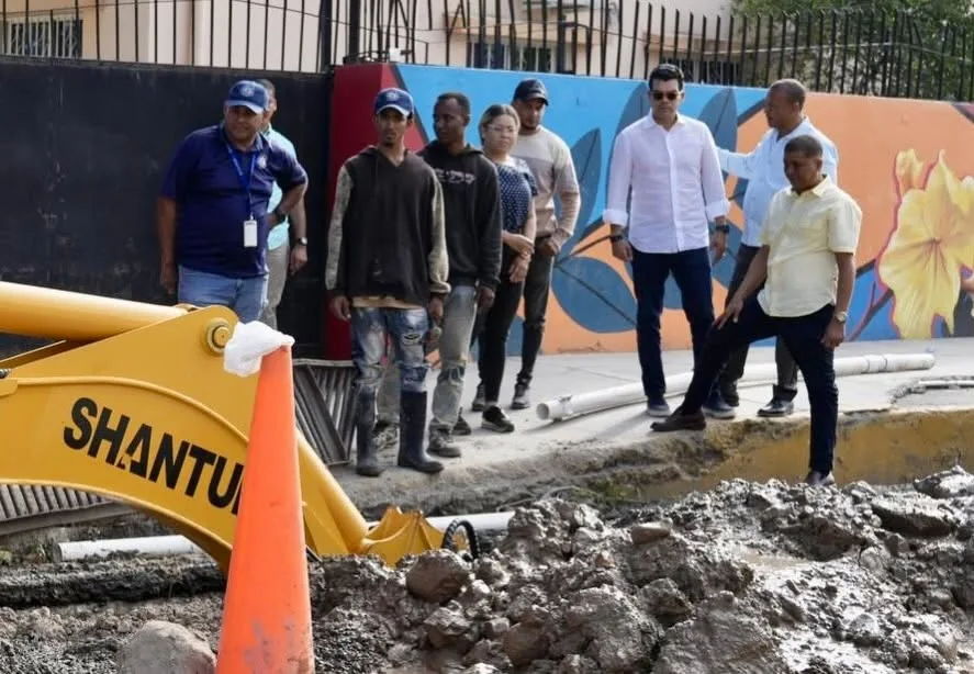 Wellington Arnaud recorre una obra de drenaje junto a trabajadores y residentes