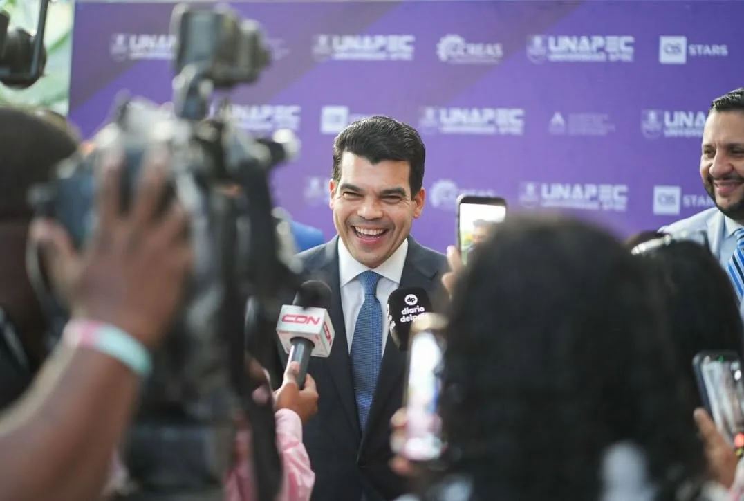 Wellington Arnaud conversa con comunicadores durante una actividad
