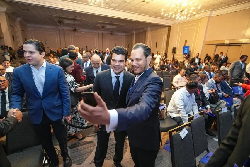 Wellington Arnaud saluda a participantes durante un encuentro institucional.