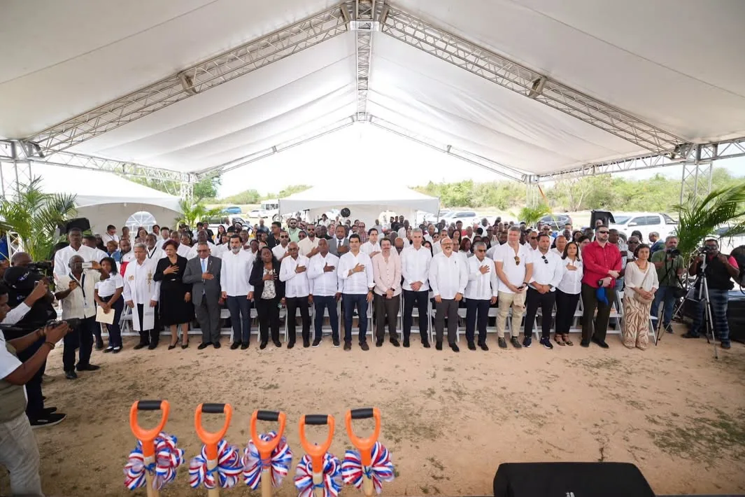 Representantes institucionales y comunitarios participan en una actividad de proyecto.
