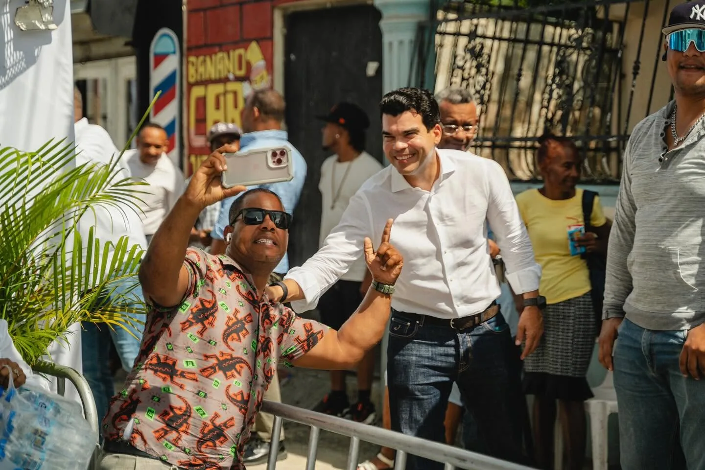 Wellington Arnaud saluda a una ciudadana durante un recorrido comunitario.