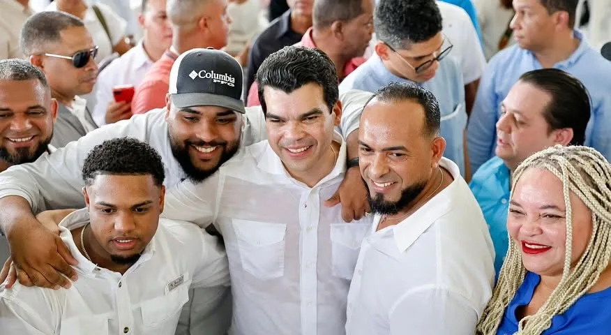 Wellington Arnaud comparte con participantes durante una actividad concurrida.