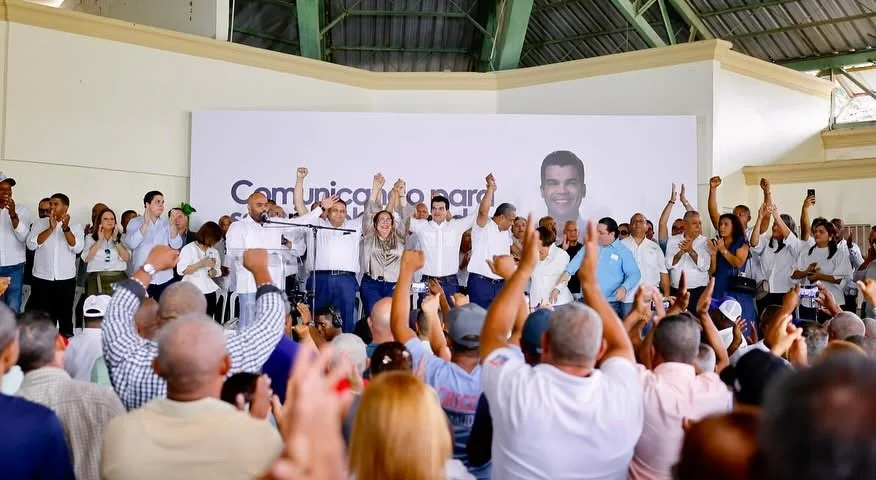 Wellington Arnaud se dirige a una audiencia en un encuentro político.